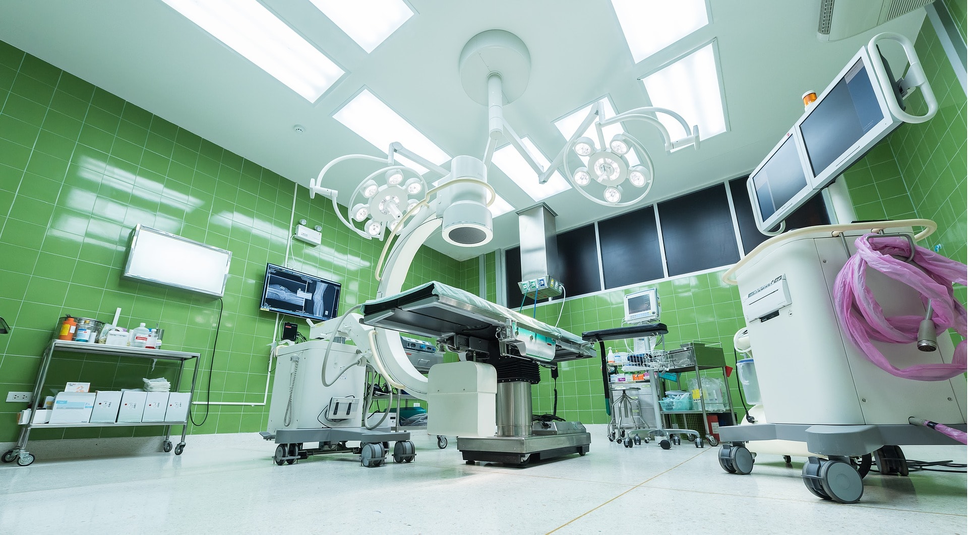 hospital-1822457_1920-min