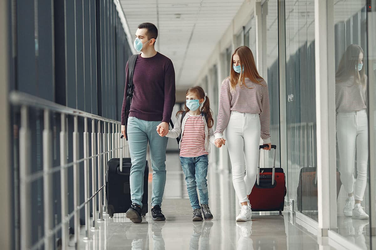 gente en aeropuerto virus